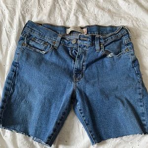 Cutoff Levi’s shorts